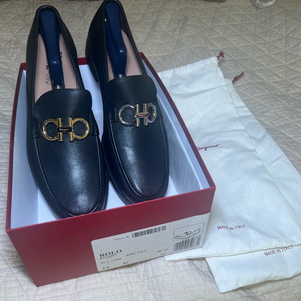 Salvatore Ferragamo Rolo Vitello Loafer; Black leather with reversible buckle